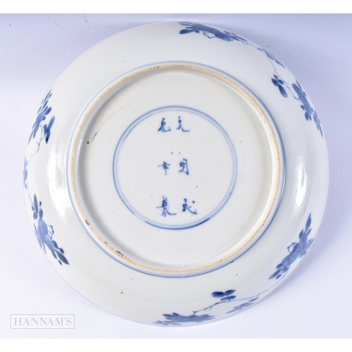 185 - A 17TH CENTURY CHINESE BLUE AND WHITE PORCELAIN DISH Kangxi, bearing Chenghua marks to base. 20 cm d... 