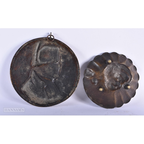 210 - A 19TH CENTURY BRONZE PLAQUE OF NAPOLEON together with another portrait dish. Largest 15cm diameter.... 