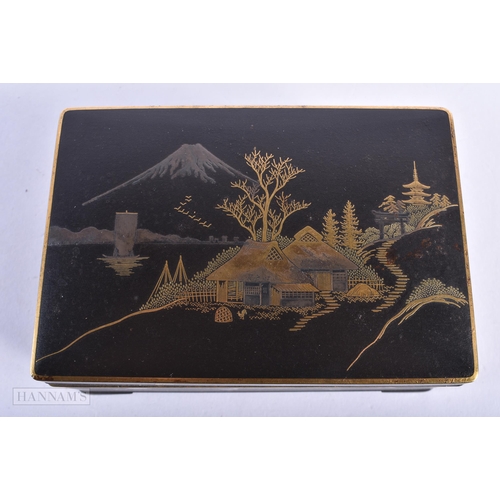 231 - AN EARLY 20TH CENTURY JAPANESE MEIJI PERIOD KOMAI STYLE CASKET the top decorated with a house before... 