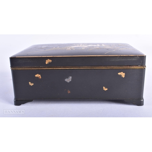 231 - AN EARLY 20TH CENTURY JAPANESE MEIJI PERIOD KOMAI STYLE CASKET the top decorated with a house before... 