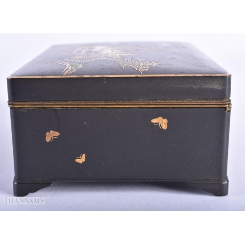 231 - AN EARLY 20TH CENTURY JAPANESE MEIJI PERIOD KOMAI STYLE CASKET the top decorated with a house before... 