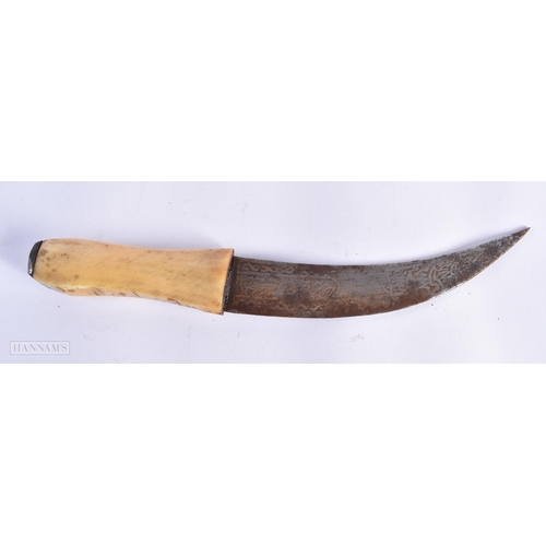 26 - AN ANTIQUE AFRICAN TRIBAL BONE AND CROCODILE SKIN KNIFE. 30 cm long.  We do not offer in-house shipp... 