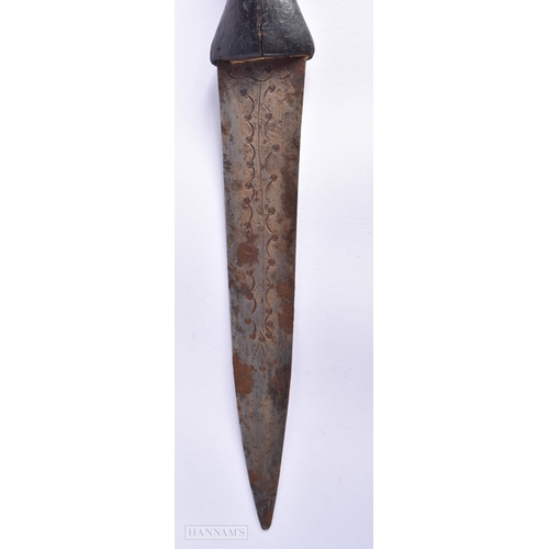 26 - AN ANTIQUE AFRICAN TRIBAL BONE AND CROCODILE SKIN KNIFE. 30 cm long.  We do not offer in-house shipp... 