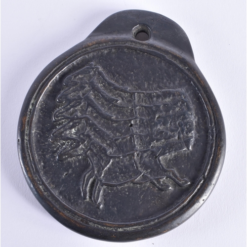 304 - AN UNUSUAL KOREAN BRONZE HORSE TRADING MEDALLION. 639.5 grams. 9.5 cm wide.