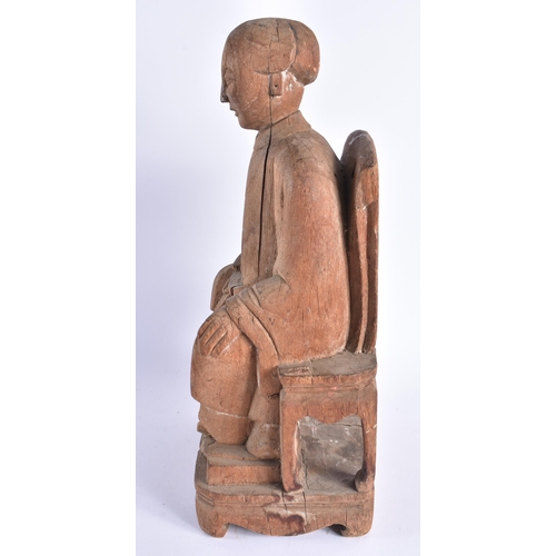 305 - A LARGE 17TH/18TH CENTURY CHINESE CARVED WOOD FIGURE OF A SCHOLAR Ming/Qing. 34 cm x 15cm.