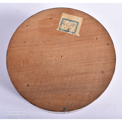 353 - AN ANTIQUE TUNBRIDGE WARE INLAID TREEN WOOD SNUFF BOX AND COVER. 8.5 cm diameter.