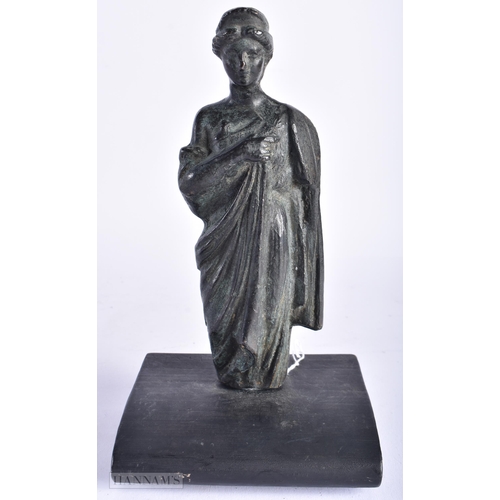 361 - A 19TH CENTURY EUROPEAN GRAND TOUR BRONZE FIGURE OF A CLASSICAL FEMALE After the Antiquity. 23.5 cm ... 