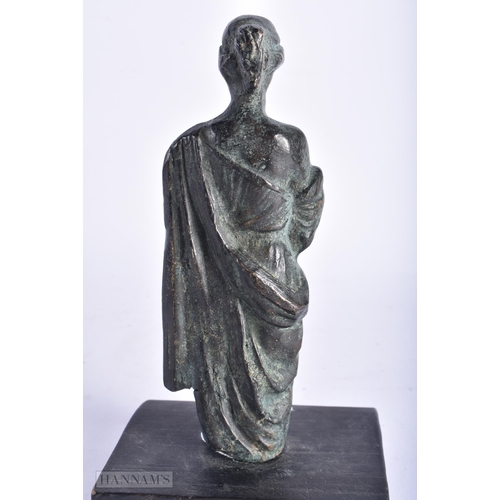 361 - A 19TH CENTURY EUROPEAN GRAND TOUR BRONZE FIGURE OF A CLASSICAL FEMALE After the Antiquity. 23.5 cm ... 