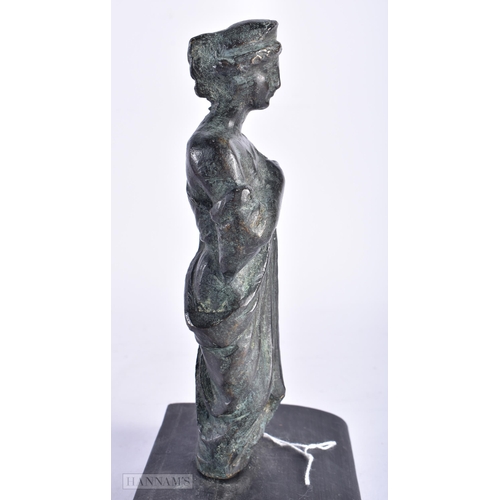 361 - A 19TH CENTURY EUROPEAN GRAND TOUR BRONZE FIGURE OF A CLASSICAL FEMALE After the Antiquity. 23.5 cm ... 