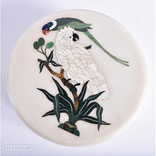 363 - AN EARLY 20TH CENTURY CONTINENTAL PIETRA DURA INLAID STONE BOX AND COVER decorated with birds amongs... 