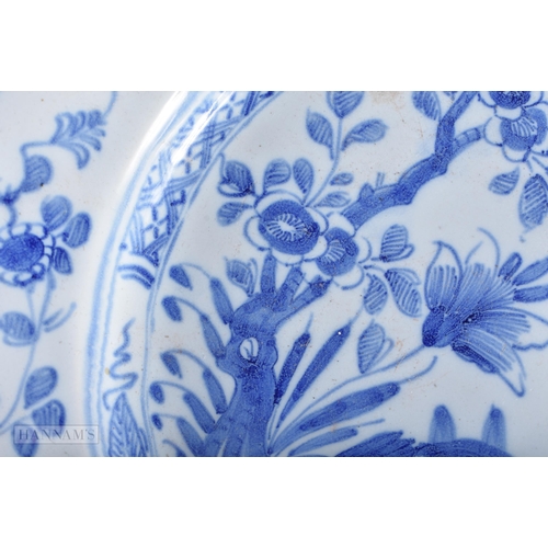 385 - AN 18TH CENTURY DELFT BLUE AND WHITE TIN GLAZED PLATE. 21 cm diameter.