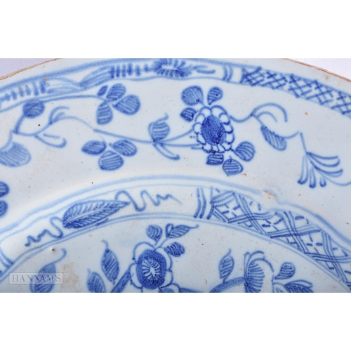 385 - AN 18TH CENTURY DELFT BLUE AND WHITE TIN GLAZED PLATE. 21 cm diameter.