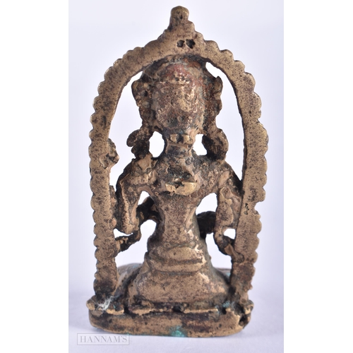 389 - AN 18TH/19TH CENTURY INDIAN BRONZE DEITY modelled with legs crossed. 9 cm x 4 cm.