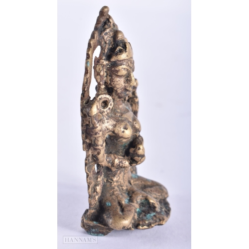 389 - AN 18TH/19TH CENTURY INDIAN BRONZE DEITY modelled with legs crossed. 9 cm x 4 cm.