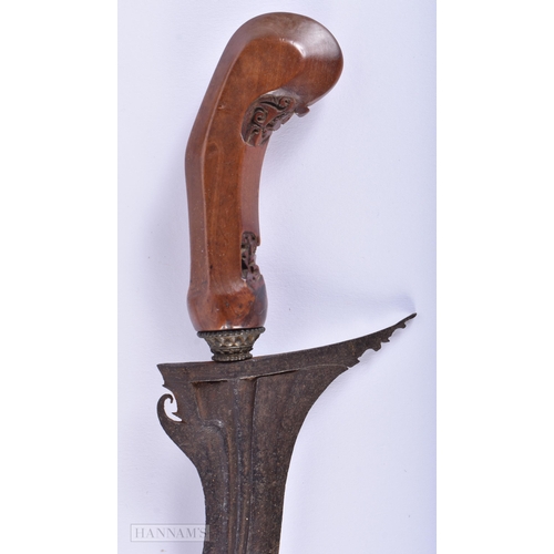 409 - A LARGE PAIR OF ANTIQUE KRISS DAGGERS. 50 cm long.   We do not offer in-house shipping on bladed ite... 