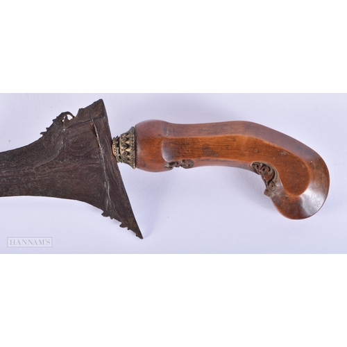 409 - A LARGE PAIR OF ANTIQUE KRISS DAGGERS. 50 cm long.   We do not offer in-house shipping on bladed ite... 