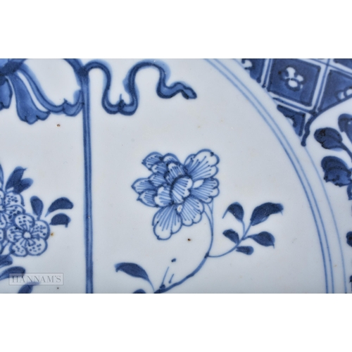 461 - A LARGE 17TH/18TH CENTURY CHINESE BLUE AND WHITE PORCELAIN DISH Kangxi/Yongzheng. 27cm diameter.