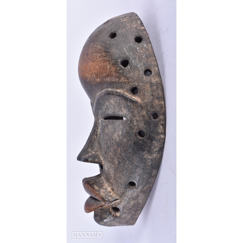 464 - AN AFRICAN CARVED WOOD TRIBAL DAN MASK. 18cm x 12 cm.