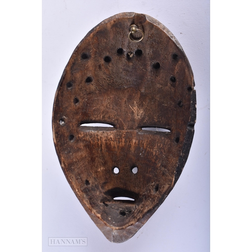 464 - AN AFRICAN CARVED WOOD TRIBAL DAN MASK. 18cm x 12 cm.