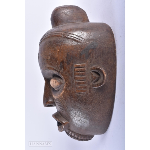 465 - AN AFRICAN CARVED WOOD TRIBAL MASK. 27cm x 14cm.