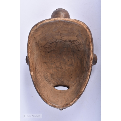 465 - AN AFRICAN CARVED WOOD TRIBAL MASK. 27cm x 14cm.