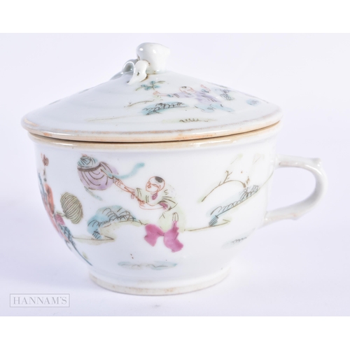 47 - AN EARLY 20TH CENTURY CHINESE FAMILLE ROSE PORCELAIN CUP AND COVER Late Qing/Republic. 11cm wide.