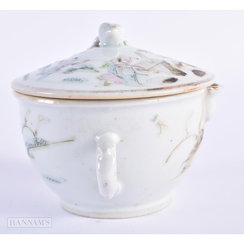 47 - AN EARLY 20TH CENTURY CHINESE FAMILLE ROSE PORCELAIN CUP AND COVER Late Qing/Republic. 11cm wide.