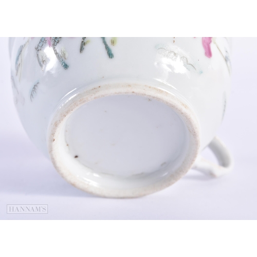 47 - AN EARLY 20TH CENTURY CHINESE FAMILLE ROSE PORCELAIN CUP AND COVER Late Qing/Republic. 11cm wide.