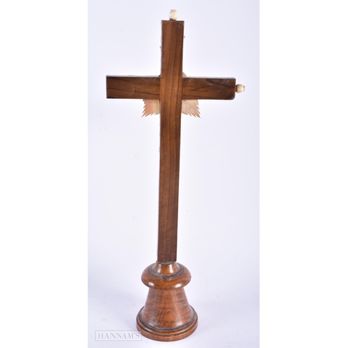 476 - AN 18TH/19TH CENTURY CONTINENTAL MOTHER OF PEARL CRUCIFIX. 34 cm high.