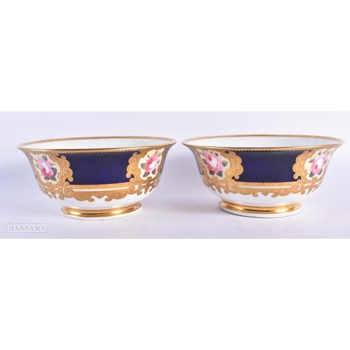 478 - A PAIR OF EARLY 19TH CENTURY CHAMBERLAINS WORCESTER BOWLS. 18cm diameter.