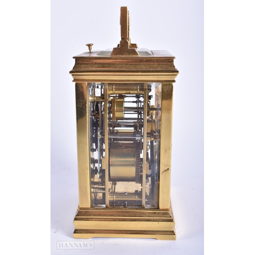 480 - AN ANTIQUE REPEATING BRASS CARRIAGE CLOCK. 17 cm high inc handle. Running