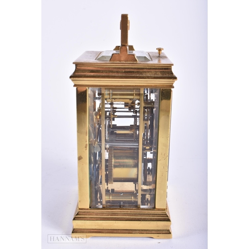 480 - AN ANTIQUE REPEATING BRASS CARRIAGE CLOCK. 17 cm high inc handle. Running