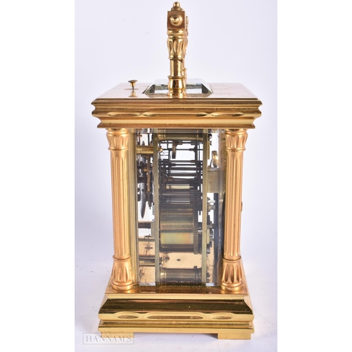 486 - AN ANTIQUE REPEATING BRASS CARRIAGE CLOCK. 19 cm high inc handle. Running