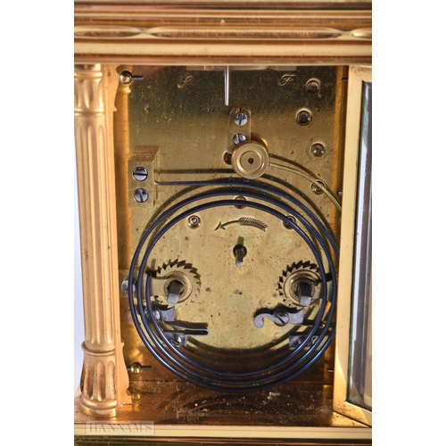 486 - AN ANTIQUE REPEATING BRASS CARRIAGE CLOCK. 19 cm high inc handle. Running