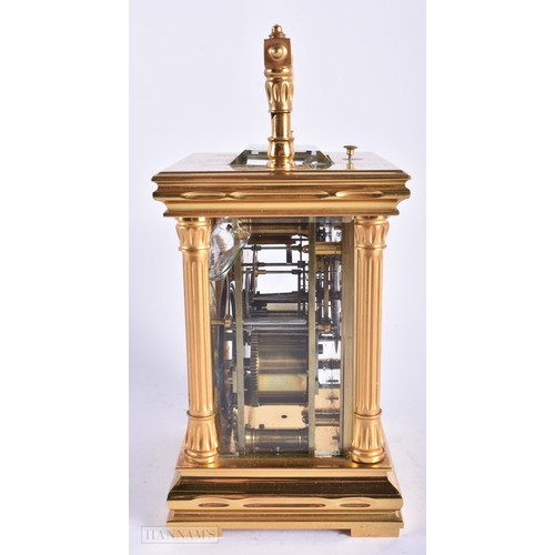 486 - AN ANTIQUE REPEATING BRASS CARRIAGE CLOCK. 19 cm high inc handle. Running