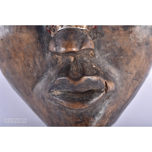 498 - AN AFRICAN TRIBAL CARVED WOOD DAN MASK. 20 cm x 14cm.