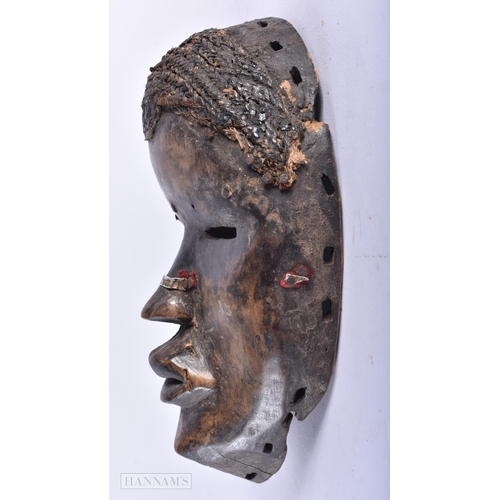 498 - AN AFRICAN TRIBAL CARVED WOOD DAN MASK. 20 cm x 14cm.