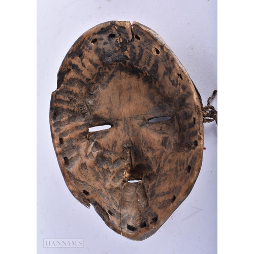 498 - AN AFRICAN TRIBAL CARVED WOOD DAN MASK. 20 cm x 14cm.