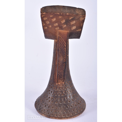 505 - AN AFRICAN TRIBAL ETHIOPIAN CARVED WOOD HEAD REST. 21 cm x 18cm.