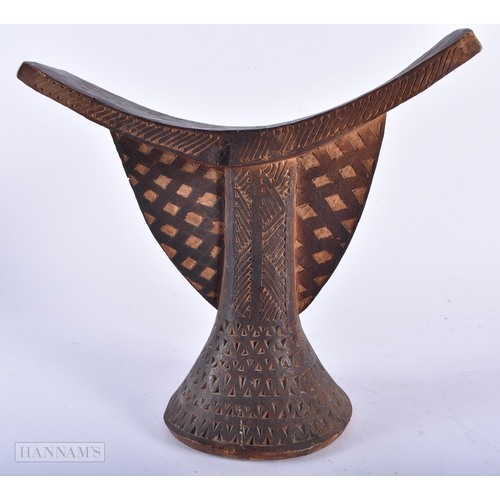 505 - AN AFRICAN TRIBAL ETHIOPIAN CARVED WOOD HEAD REST. 21 cm x 18cm.