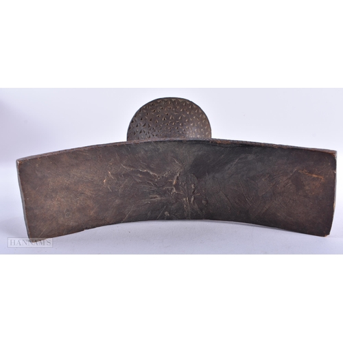 505 - AN AFRICAN TRIBAL ETHIOPIAN CARVED WOOD HEAD REST. 21 cm x 18cm.