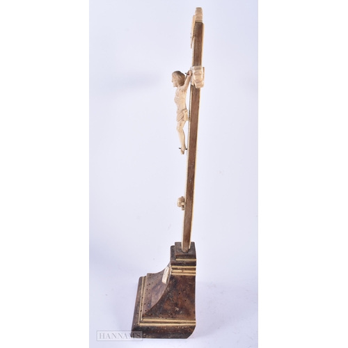 507 - AN 18TH/19TH CENTURY CONTINENTAL CARVED BONE CORPUS CHRISTI. 39 cm high.