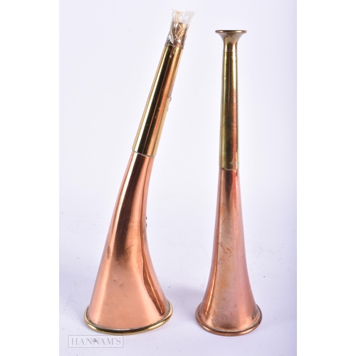 509 - ASSORTED COLLECTABLES including a pair of copper hunting horns. Largest 25 cm long. (4)