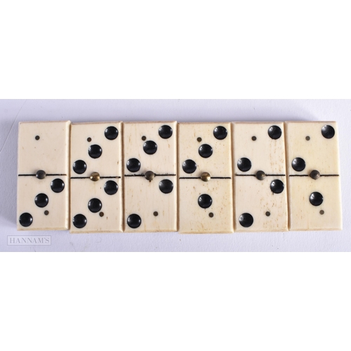 556 - A CASED SET OF ANTIQUE DOMINOS. Case 27cm wide.