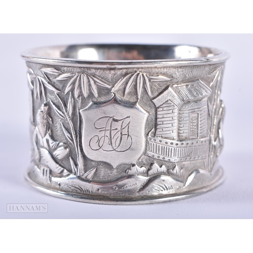 573 - A CASED 19TH CENTURY CHINESE EXPORT SILVER NAPKIN RING. 42 grams. 5 cm wide.