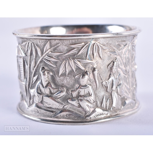 573 - A CASED 19TH CENTURY CHINESE EXPORT SILVER NAPKIN RING. 42 grams. 5 cm wide.