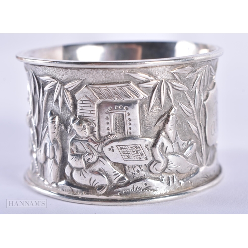 573 - A CASED 19TH CENTURY CHINESE EXPORT SILVER NAPKIN RING. 42 grams. 5 cm wide.