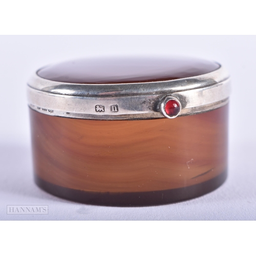 578 - AN EDWARDIAN SILVER AND AGATE PILL BOX. 29 grams. 3.75 cm diameter.