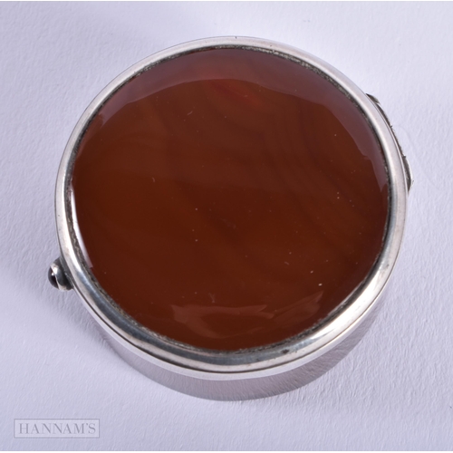 578 - AN EDWARDIAN SILVER AND AGATE PILL BOX. 29 grams. 3.75 cm diameter.