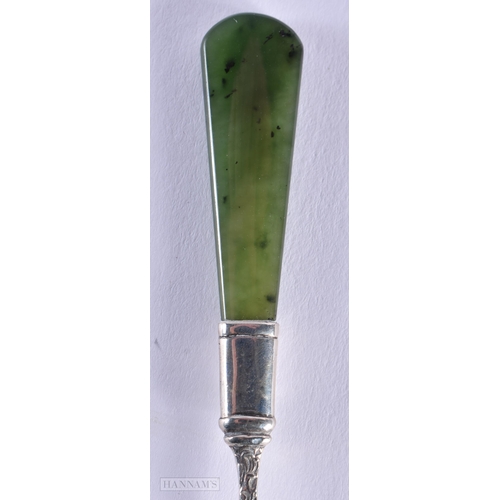 587 - A CONTINENTAL SILVER AND JADE SPOON. 9 grams. 10 cm long.